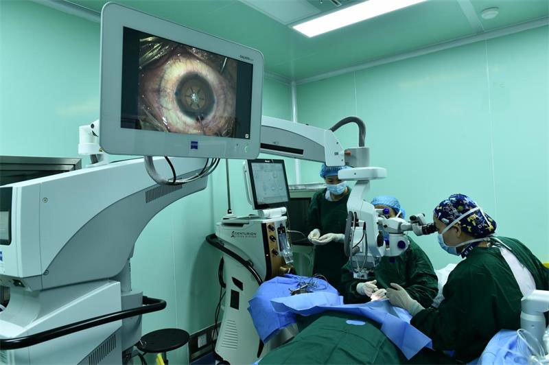 8月14日,太原康明眼科医院应用"z8 cataract"纳焦飞秒激光手术平台,为
