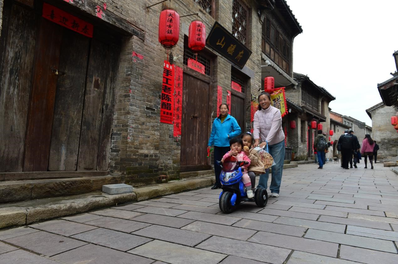 游客在晋城市泽州县大阳古镇游览。陈斌摄