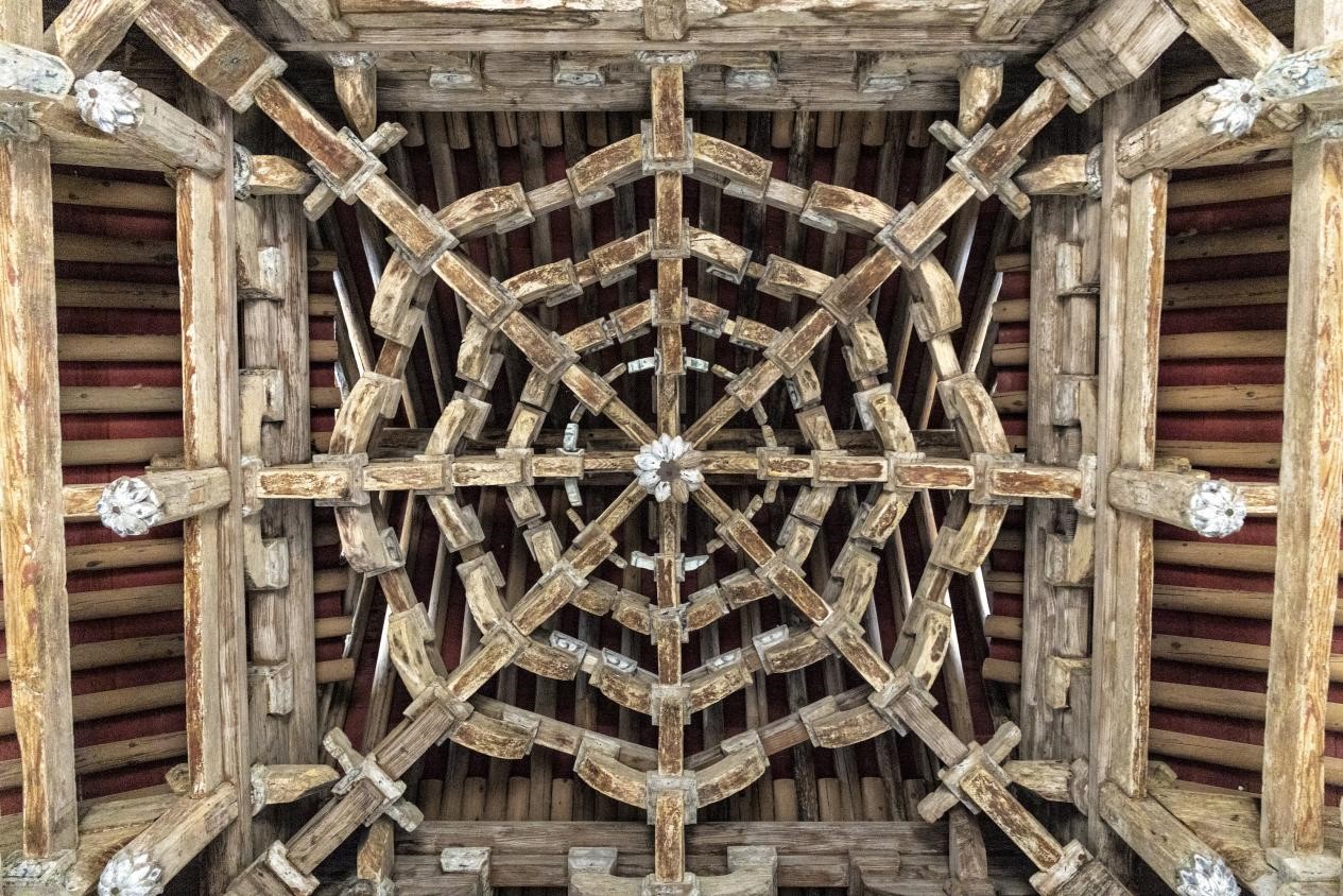 晋城市高平市神农镇中庙村炎帝古中庙元代无梁殿木质藻井。王剑摄