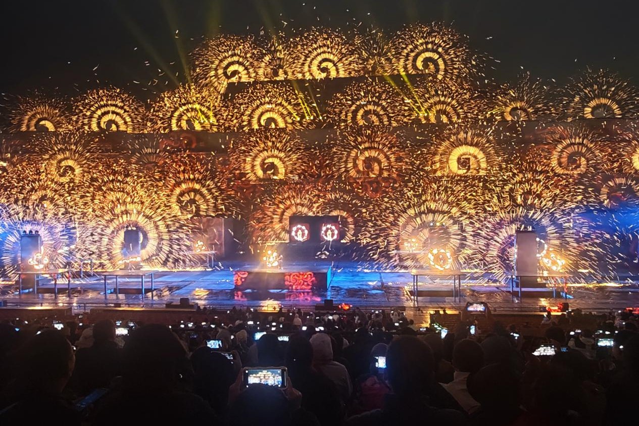 游客在司徒小镇观看打铁花表演。陈斌摄