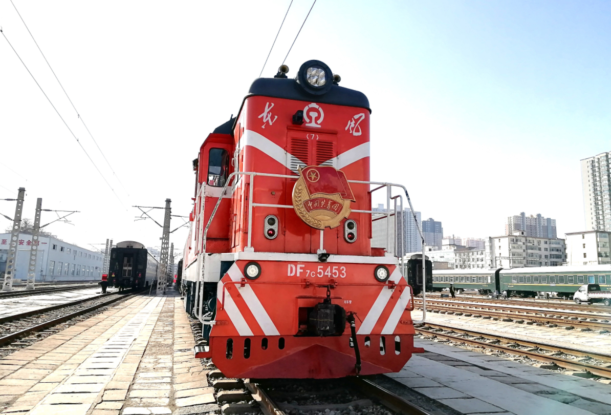 2月12日11时50分，DF7-5453“共青团号”调车机在太原客技库整装待发。
