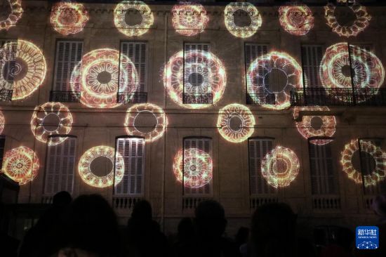 2月26日,当地民众聚集在法国巴黎中国文化中心的庭院内观赏“云冈石窟之光·巴黎回响”光雕秀。新华社记者 张百慧 摄