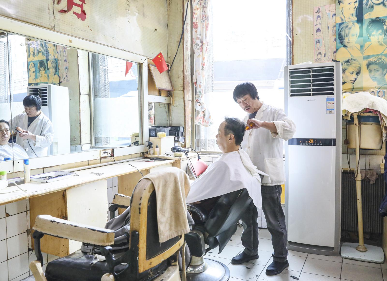 李世敏正在为顾客理发