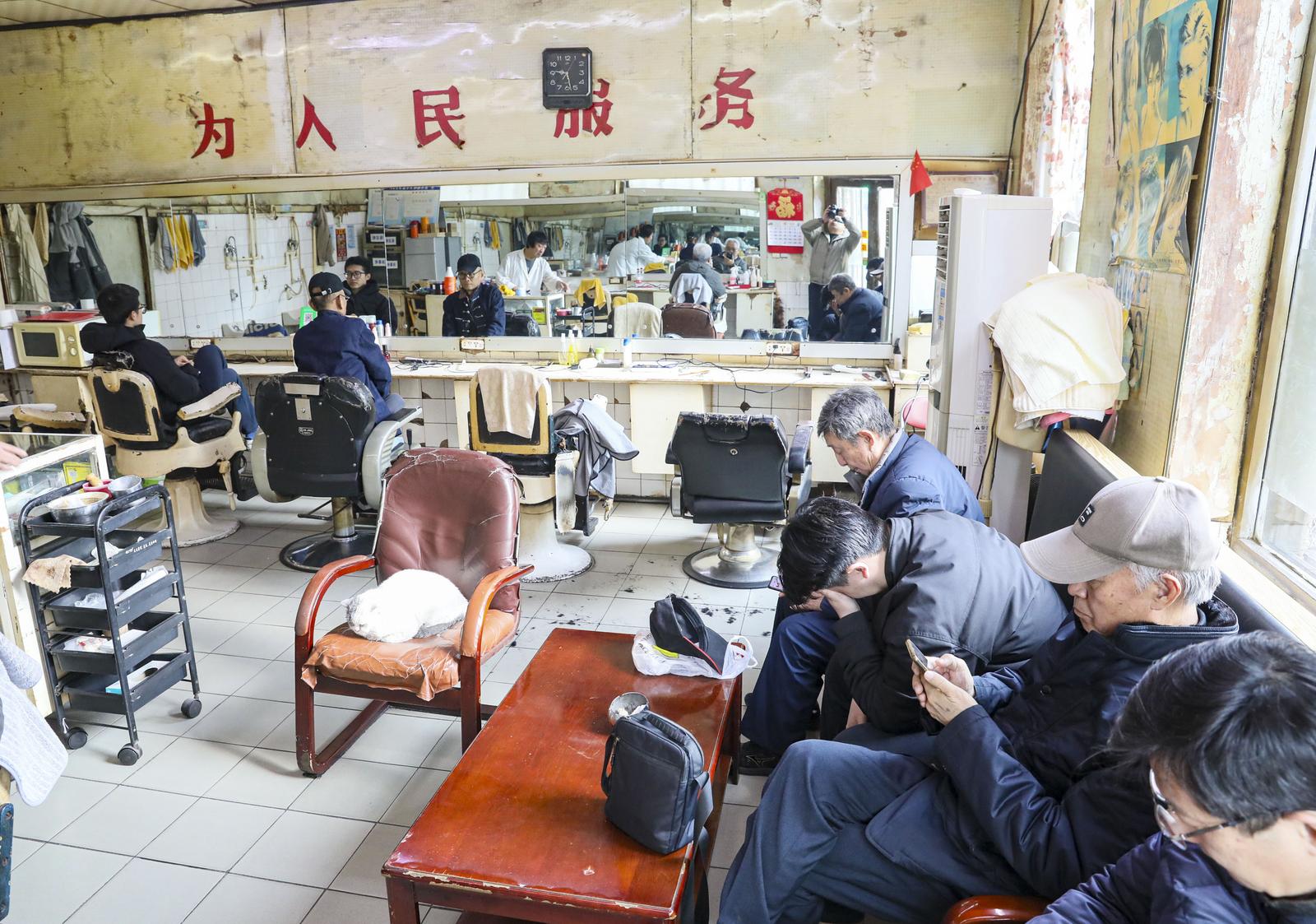 店里早早就有顾客排队等候