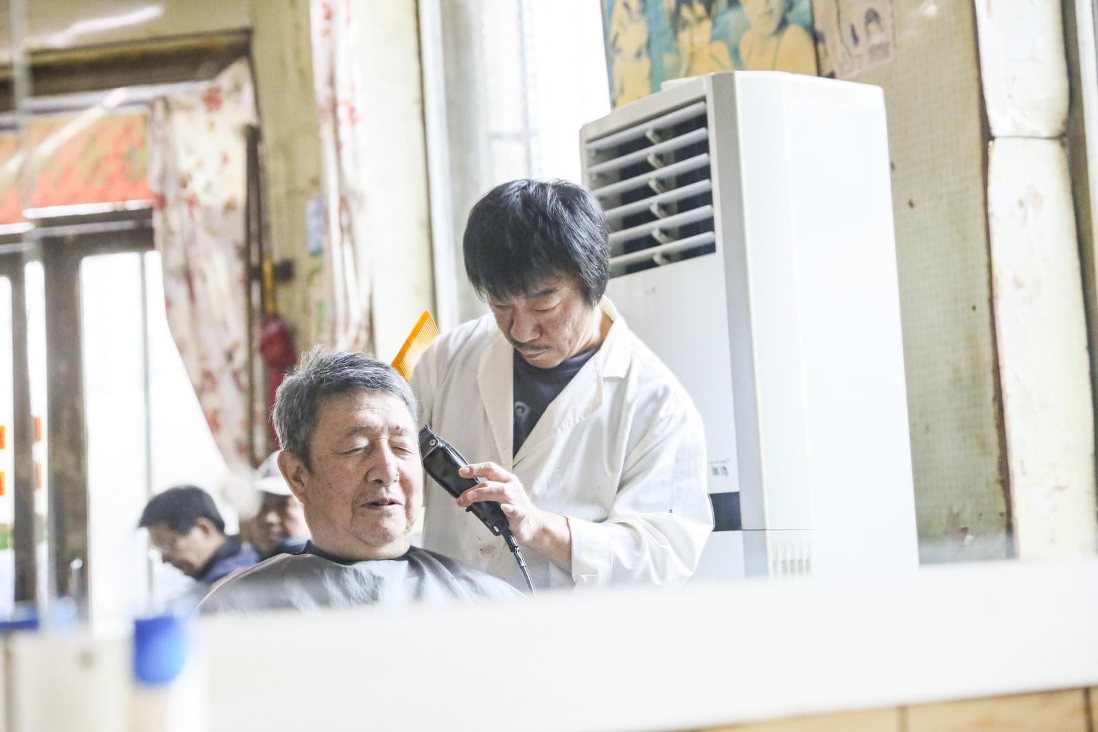 老顾客们感受着几十年不变的服务