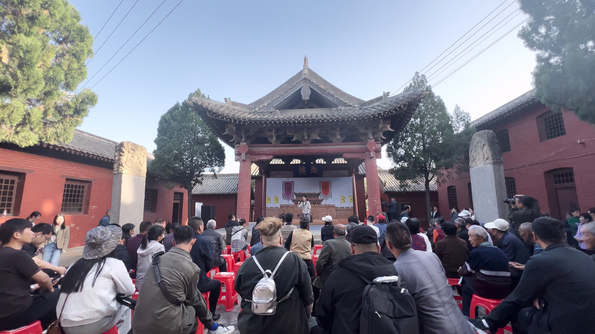 沁水县郭壁村崔府君庙人头攒动。（杨旸/摄）