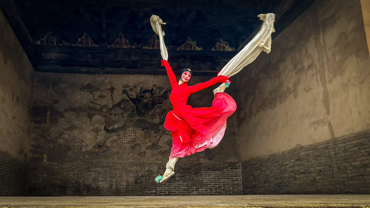 蒲剧演员在临汾后土庙戏台上表演。（杨旸/摄）