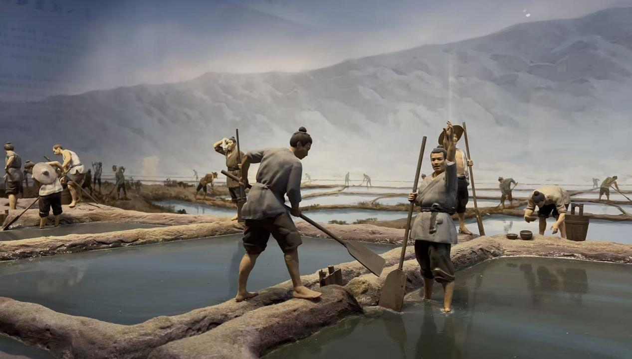 河东池盐博物馆内的雕塑再现池盐生产过程。（杨旸/摄）